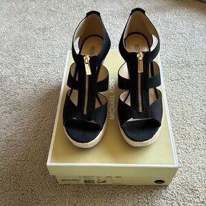 ☀️(2/80) Michael Kors Damita Wedge